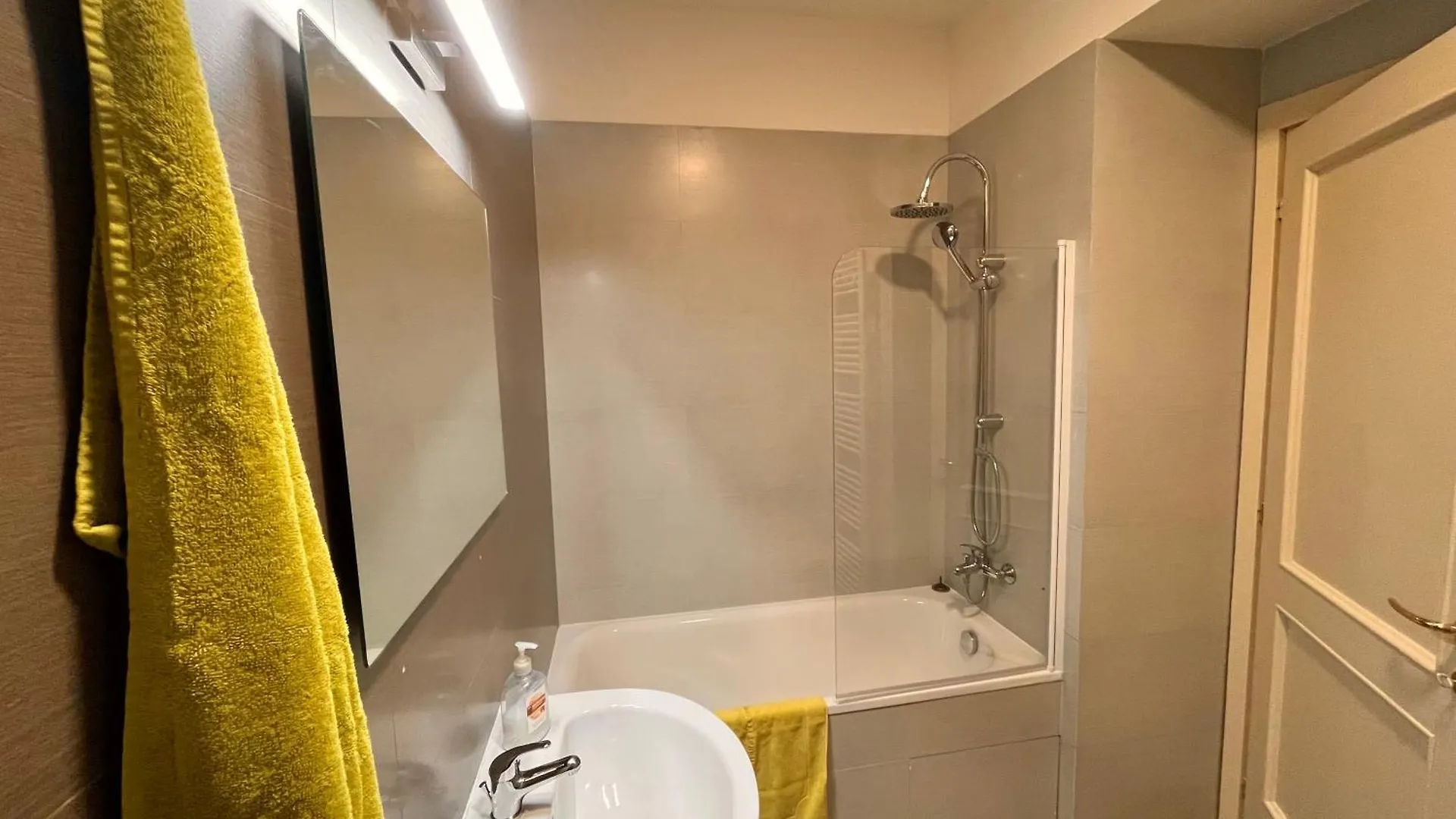 Riverbridge Apartments Πράγα 0*,